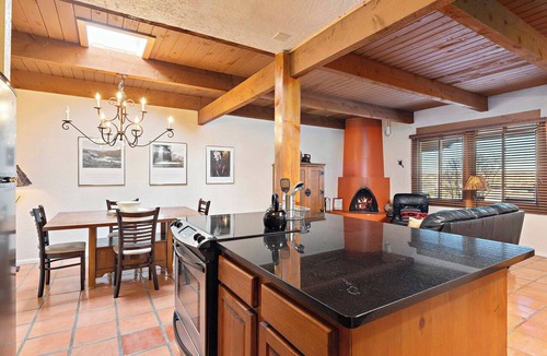 Northeast Santa Fe Hotel | Fort Marcy 06 | Walk to Plaza | Kiva Fireplace | Full Kitchen | Hot Tub | Pool | Single Level