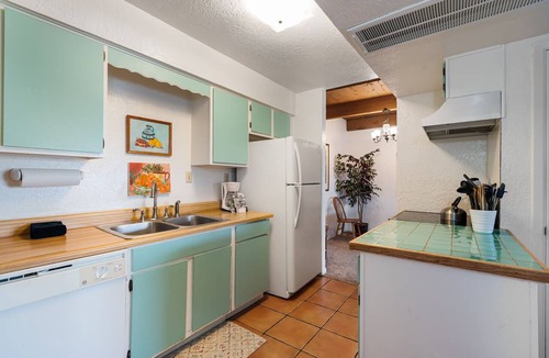 Northeast Santa Fe Hotel | Fort Marcy 18 | Walk to Plaza | Kiva Fireplace | Full Kitchen | Hot Tub | Pool | Single Level