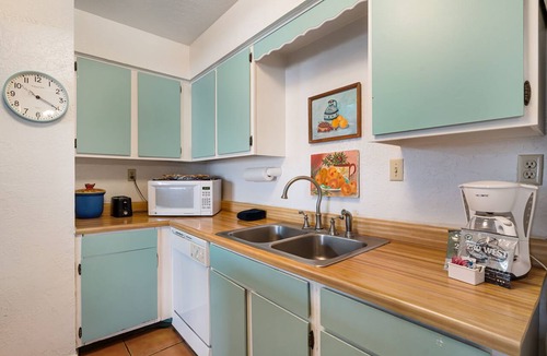 Northeast Santa Fe Hotel | Fort Marcy 18 | Walk to Plaza | Kiva Fireplace | Full Kitchen | Hot Tub | Pool | Single Level