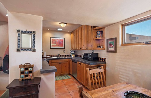 Santa Fe Hotel | Fort Marcy 68 | Walk to Plaza | Kiva Fireplace | Full Kitchen | Hot Tub | Pool | Single Level