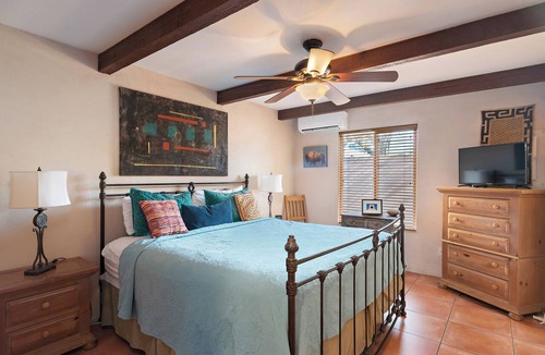 Santa Fe Hotel | Fort Marcy 68 | Walk to Plaza | Kiva Fireplace | Full Kitchen | Hot Tub | Pool | Single Level