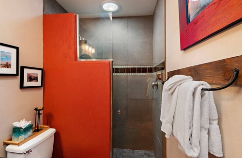 Santa Fe Hotel | Fort Marcy 68 | Walk to Plaza | Kiva Fireplace | Full Kitchen | Hot Tub | Pool | Single Level