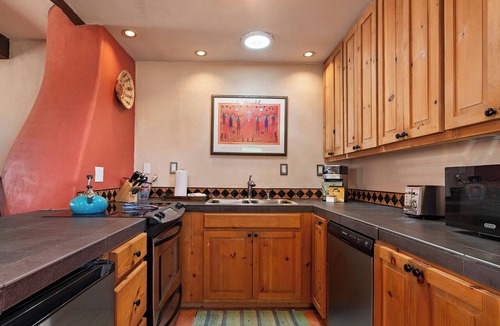 Santa Fe Hotel | Fort Marcy 68 | Walk to Plaza | Kiva Fireplace | Full Kitchen | Hot Tub | Pool | Single Level