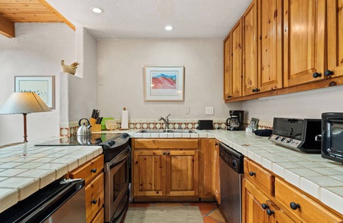 Northeast Santa Fe Hotel | Fort Marcy 90 | Walk to Plaza | Full Kitchen | Private Bedroom | Hot Tub | Pool | Single Level