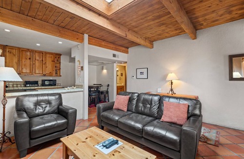 Northeast Santa Fe Hotel | Fort Marcy 90 | Walk to Plaza | Full Kitchen | Private Bedroom | Hot Tub | Pool | Single Level