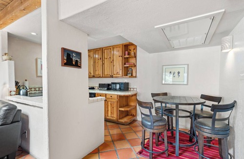 Northeast Santa Fe Hotel | Fort Marcy 90 | Walk to Plaza | Full Kitchen | Private Bedroom | Hot Tub | Pool | Single Level
