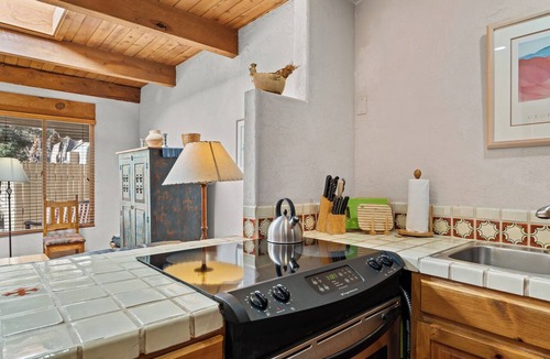 Northeast Santa Fe Hotel | Fort Marcy 90 | Walk to Plaza | Full Kitchen | Private Bedroom | Hot Tub | Pool | Single Level