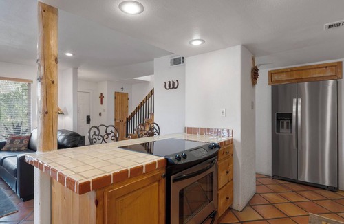 Northeast Santa Fe Hotel | Fort Marcy 95 | Walk to Plaza | Kiva Fireplace | Full Kitchen | Hot Tub | Pool | End Unit | 2 Levels