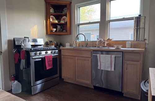 Wilmore House | Four+ bedroom historic house near campuses in Wilmore. Fragrance/mold-free