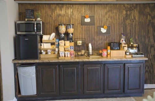 Brownsville Hotel | Four Stylish 2 Queen Bed Units with Serene Spaces Perfect for Large Groups