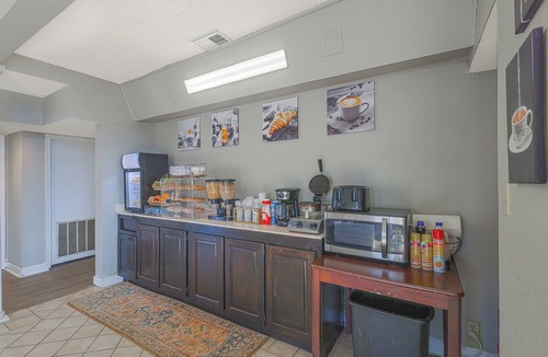 Brownsville Hotel | Four Stylish 2 Queen Bed Units with Serene Spaces Perfect for Large Groups