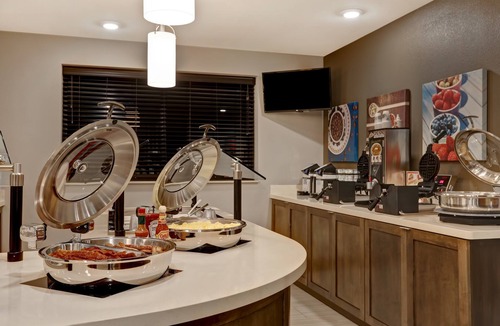 Overland Park Condo | Free Breakfast. Pool. Shared BBQ. Gym. Great Location! Near Overland Park Convention Center