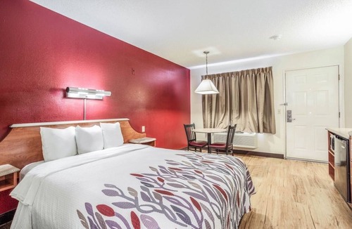 Allison Hotel | Free Breakfast & Pool Retreat | 3.6 mi to Historic District