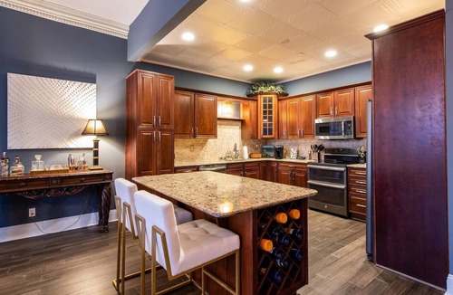 Downtown Louisville Condo | FREE Parking! Downtown Sophistication, Close to YUM and Convention Centers