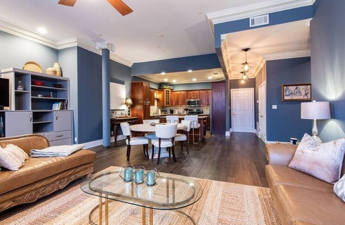 Downtown Louisville Condo | FREE Parking! Downtown Sophistication, Close to YUM and Convention Centers