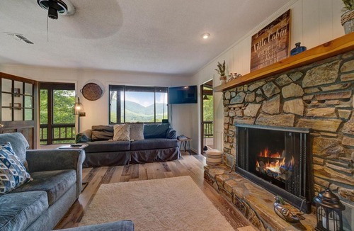 Robbinsville House | Free Whitewater Rafting - Secluded Luxury - Modern AND Rustic Cabin