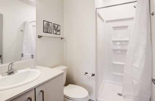 Downtown Lincoln Apartment | Frontdesk | 2 BR Apt by Cooper Park