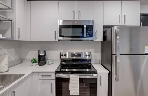 Downtown Lincoln Apartment | Frontdesk | 2 BR Apt near Historic Haymarket