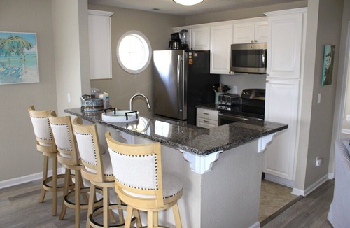 Manteo Condo | Fully Renovated End-Unit, Buccaneer Village 811