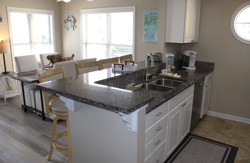 Manteo Condo | Fully Renovated End-Unit, Buccaneer Village 811