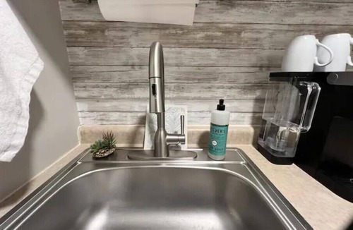 Lexington House | Funky 60’s vib guest suite in Lexington’s horse country