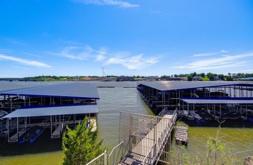 Osage Beach House | Furnished Porch, Resort Pools! Lands End Condo