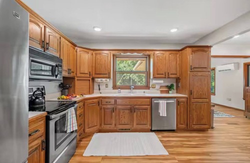 Manhattan House | Game Room- Huge Yard- 1 mile to K-State Sports Complex