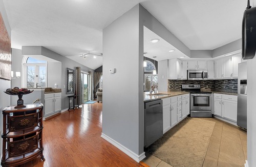 Table Rock Condo | GATED RESORT~ 5 MIN to 76 STRIP ~ NO STAIRS TO MASTER, POOLS, GOLF & GARAGE !