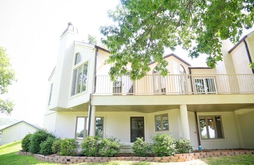 Table Rock Condo | GATED RESORT~ 5 MIN to 76 STRIP ~ NO STAIRS TO MASTER, POOLS, GOLF & GARAGE !