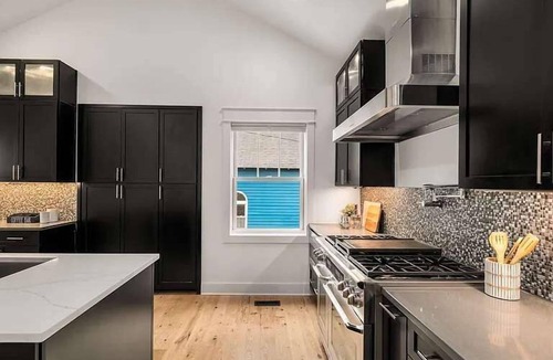 Germantown House | Germantown Gem! Skyline Views | 6 mins to Broadway