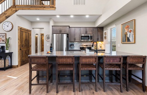 Hollister Cabin | Getaway w Pvt Hot Tub-Cmty Indoor Pool-Free Attraction Tickets-Near Thunder Ridge