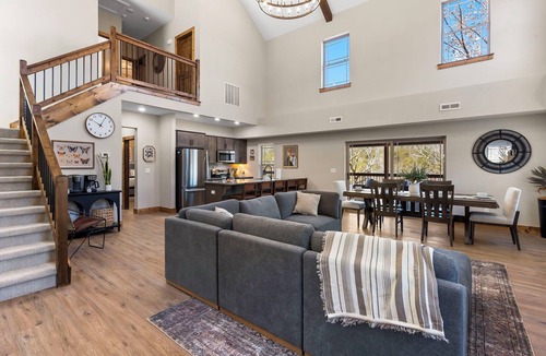 Hollister Cabin | Getaway w Pvt Hot Tub-Cmty Indoor Pool-Free Attraction Tickets-Near Thunder Ridge