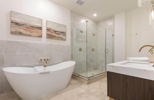 Downtown Louisville Apartment | Glamorous Heart of Kentucky 4 Bed 2 bath Luxury Suite