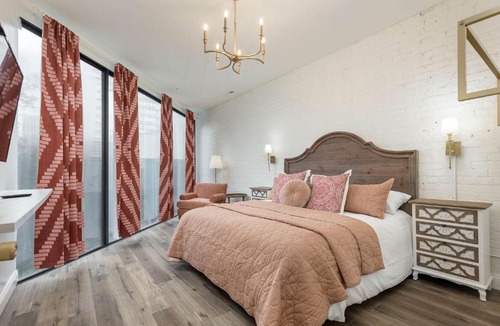 Downtown Louisville Apartment | Glamorous Heart of Kentucky 4 Bed 2 bath Luxury Suite