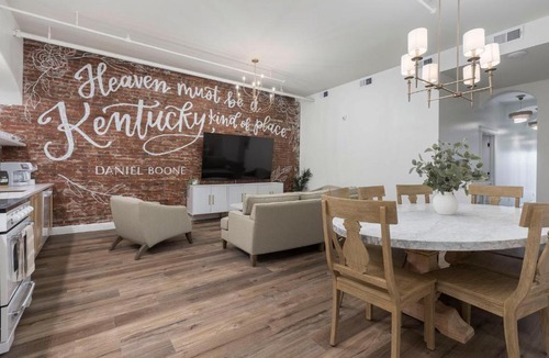 Downtown Louisville Apartment | Glamorous Heart of Kentucky 4 Bed 2 bath Luxury Suite