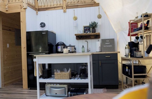 Clarkson Apartment | GLAMPING DOME WITH WOOD BURNING HOT TUB NEAR MAMMOTH CAVE