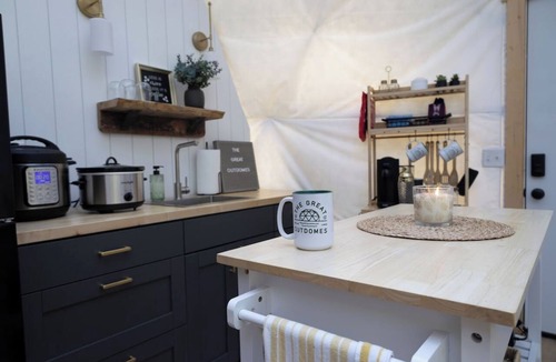 Clarkson Apartment | GLAMPING DOME WITH WOOD BURNING HOT TUB NEAR MAMMOTH CAVE