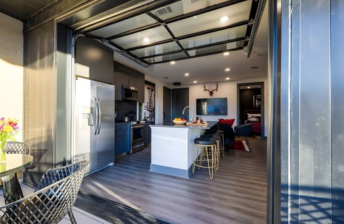 Rolling Mill Hill Condo | Glass Wall Balcony | Walk to Broadway | Sleeps 8