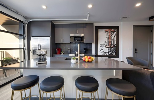 Rolling Mill Hill Condo | Glass Wall Balcony | Walk to Broadway | Sleeps 8