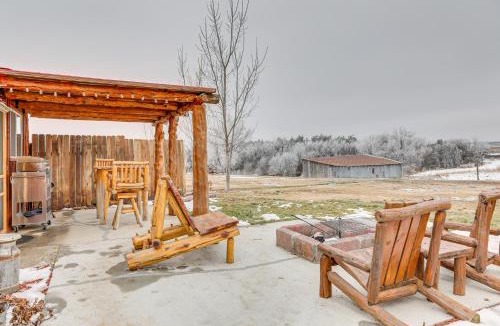 Adams County House | Glenvil Cabin w/Gas Grill: Steps to Dock & Pond!