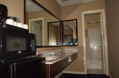 Muldraugh Hotel | Golden Manor Inn & Suites