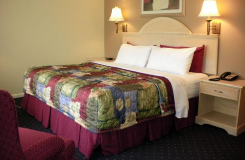 Muldraugh Hotel | Golden Manor Inn & Suites