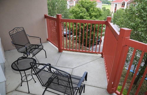 Branson Condo | Golf course view Branson Surrey w/master hot tub. Thanksgiving Nov. 26-30, 2025!