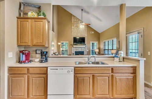 Branson West Condo | Golf Lover's Paradise-Course OnSite-Games-$400 of Daily Tickets-Cmty Outdoor Pool-Near Sdc
