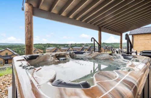 Table Rock House | Golf Simulator- Private Hot Tub- Lake Views- Free Daily Tickets- Close to Attractions