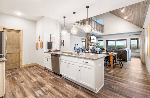 Table Rock House | Golf Simulator- Private Hot Tub- Lake Views- Free Daily Tickets- Close to Attractions- Outdoor Pool