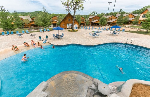Branson Cabin | Gorgeous 6 Bedroom Lakefront Lodge