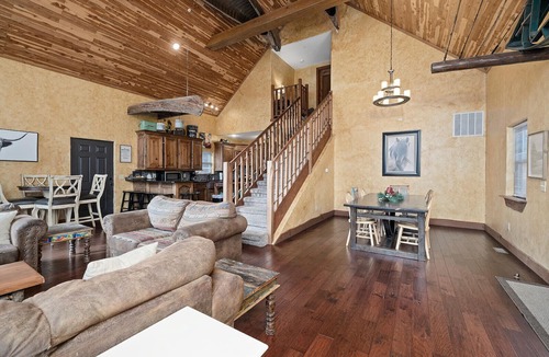 Branson Cabin | Gorgeous 6 Bedroom Lakefront Lodge