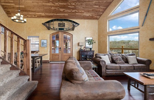 Branson Cabin | Gorgeous 6 Bedroom Lakefront Lodge