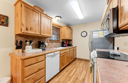 Branson West Cabin | Gorgeous and Spacious Stonebridge Lodge! Close to Branson and Pet Friendly!